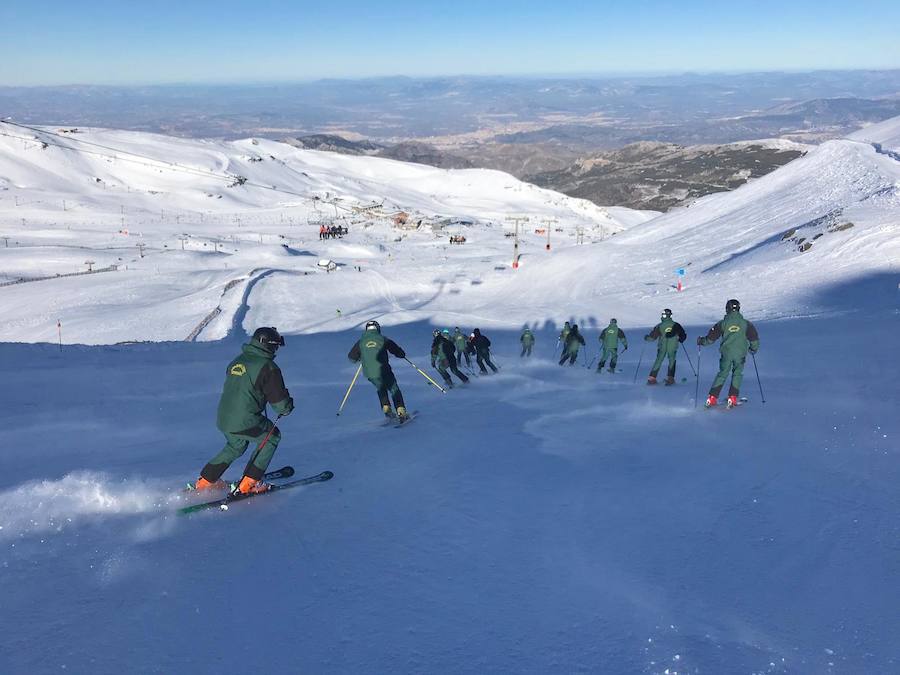 Fotos: Formación de guardias civiles en Sierra Nevada