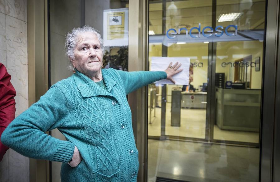 Unos 600 vecinos piden a las instituciones y la responsable de la red eléctrica que pongan solución a los problemas de suministro que sufren desde finales de 2018