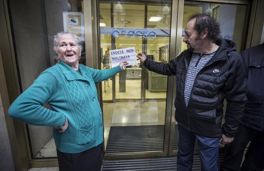 Unos 600 vecinos piden a las instituciones y la responsable de la red eléctrica que pongan solución a los problemas de suministro que sufren desde finales de 2018