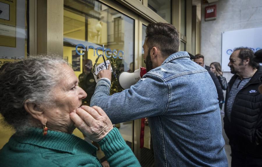 Unos 600 vecinos piden a las instituciones y la responsable de la red eléctrica que pongan solución a los problemas de suministro que sufren desde finales de 2018
