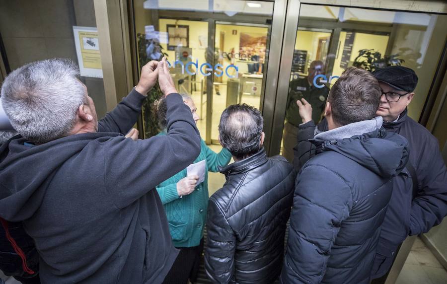 Unos 600 vecinos piden a las instituciones y la responsable de la red eléctrica que pongan solución a los problemas de suministro que sufren desde finales de 2018