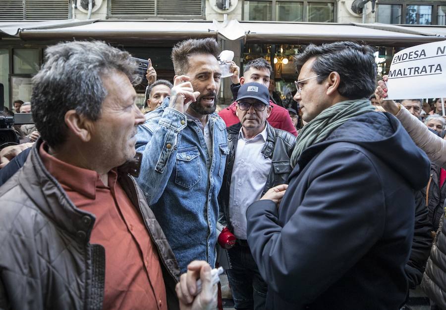 Unos 600 vecinos piden a las instituciones y la responsable de la red eléctrica que pongan solución a los problemas de suministro que sufren desde finales de 2018