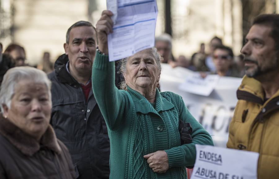 Unos 600 vecinos piden a las instituciones y la responsable de la red eléctrica que pongan solución a los problemas de suministro que sufren desde finales de 2018