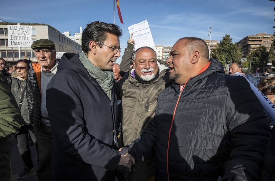 Unos 600 vecinos piden a las instituciones y la responsable de la red eléctrica que pongan solución a los problemas de suministro que sufren desde finales de 2018