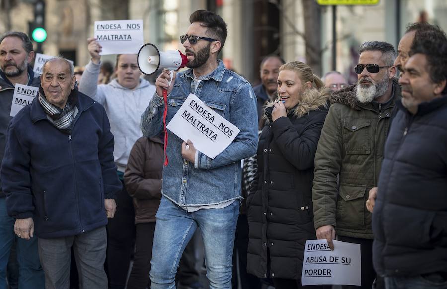 Unos 600 vecinos piden a las instituciones y la responsable de la red eléctrica que pongan solución a los problemas de suministro que sufren desde finales de 2018