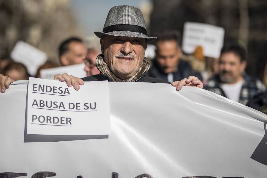 Unos 600 vecinos piden a las instituciones y la responsable de la red eléctrica que pongan solución a los problemas de suministro que sufren desde finales de 2018