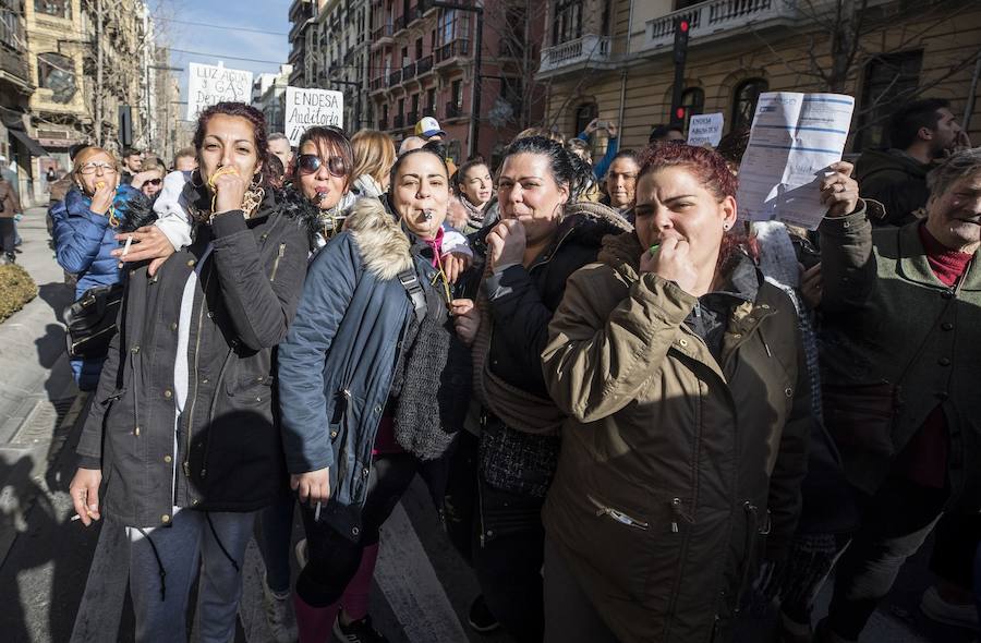 Unos 600 vecinos piden a las instituciones y la responsable de la red eléctrica que pongan solución a los problemas de suministro que sufren desde finales de 2018