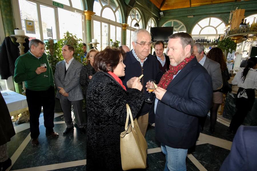 El restaurante Las Titas presentó este martes las Jornadas de cocina tradicional granadina, que cumplen su décima edición con el recuerdo de Antonio Torres. Cuidar lo de siempre y potenciar los productos de la tierra es el objetivo, tal y como explicó el promotor de la iniciativa, Pepe Torres, propietarios de Las Titas. 