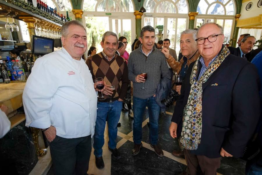 El restaurante Las Titas presentó este martes las Jornadas de cocina tradicional granadina, que cumplen su décima edición con el recuerdo de Antonio Torres. Cuidar lo de siempre y potenciar los productos de la tierra es el objetivo, tal y como explicó el promotor de la iniciativa, Pepe Torres, propietarios de Las Titas. 