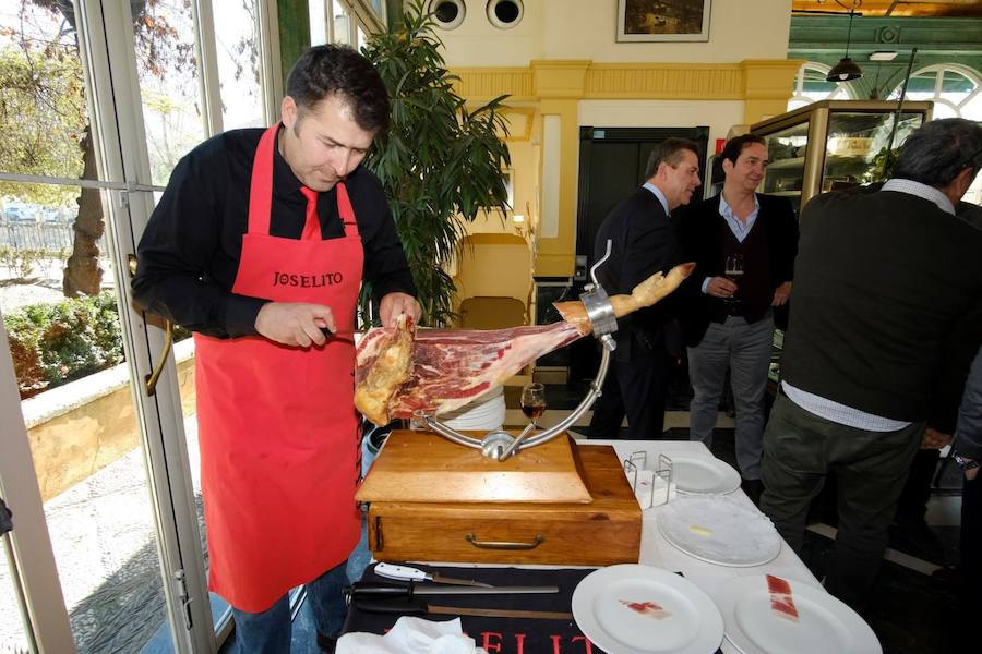 El restaurante Las Titas presentó este martes las Jornadas de cocina tradicional granadina, que cumplen su décima edición con el recuerdo de Antonio Torres. Cuidar lo de siempre y potenciar los productos de la tierra es el objetivo, tal y como explicó el promotor de la iniciativa, Pepe Torres, propietarios de Las Titas. 