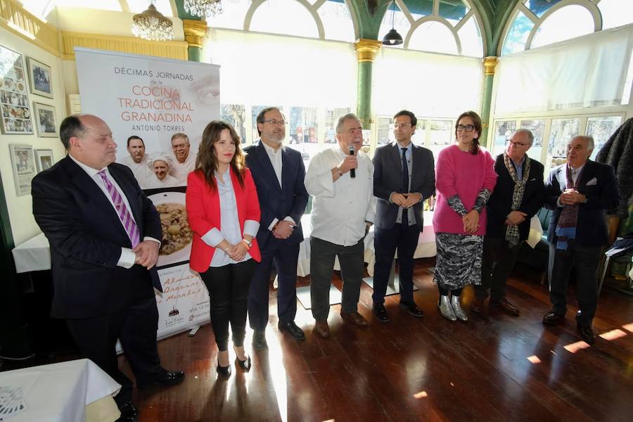 El restaurante Las Titas presentó este martes las Jornadas de cocina tradicional granadina, que cumplen su décima edición con el recuerdo de Antonio Torres. Cuidar lo de siempre y potenciar los productos de la tierra es el objetivo, tal y como explicó el promotor de la iniciativa, Pepe Torres, propietarios de Las Titas. 