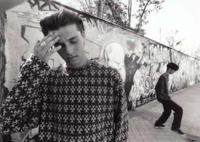 Imagen secundaria 1 - Raúl, en 1995, cuando todavía no firmaba como El Niño de las Pinturas, en una erunión para escribir en el muro de Escolapios.