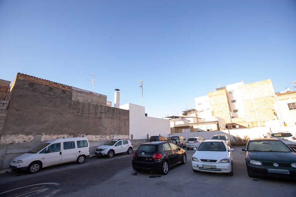 Urbanismo ha habilitado como parking el solar de la antigua estación de autobuses para compensar la falta de plazas de aparcamiento por los trabajos que mantienen la calle abierta en canal desde hace nueve meses 