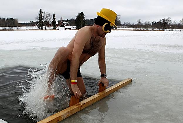 Los inscritos este año en el Maratón Europeo de Saunas (Estonia) optaron por ir disfrazados, semidesnudos o en bañador. Los más valientes y competitivos no dudaron en lanzarse al agua helada antes de entrar en las saunas para obtener puntos extras.