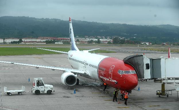 Un avión de Norwegian espera a sus pasajeros en el aeropuerto de Liou. 