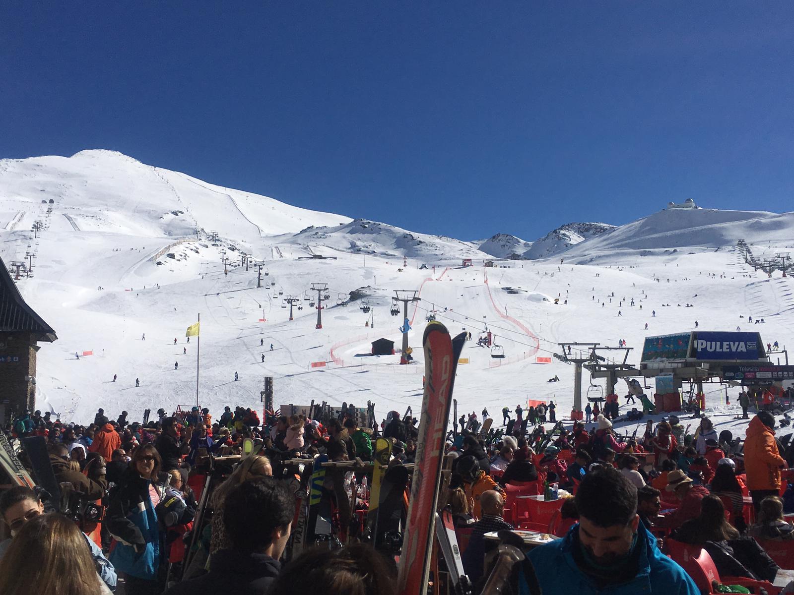La estación de esquí presenta un aspecto inmejorable, con miles de esquiadores y algunas retenciones en la Hoya de la Mora por la gran afluencia de público.