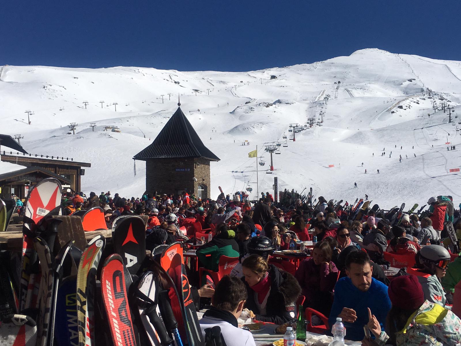 La estación de esquí presenta un aspecto inmejorable, con miles de esquiadores y algunas retenciones en la Hoya de la Mora por la gran afluencia de público.