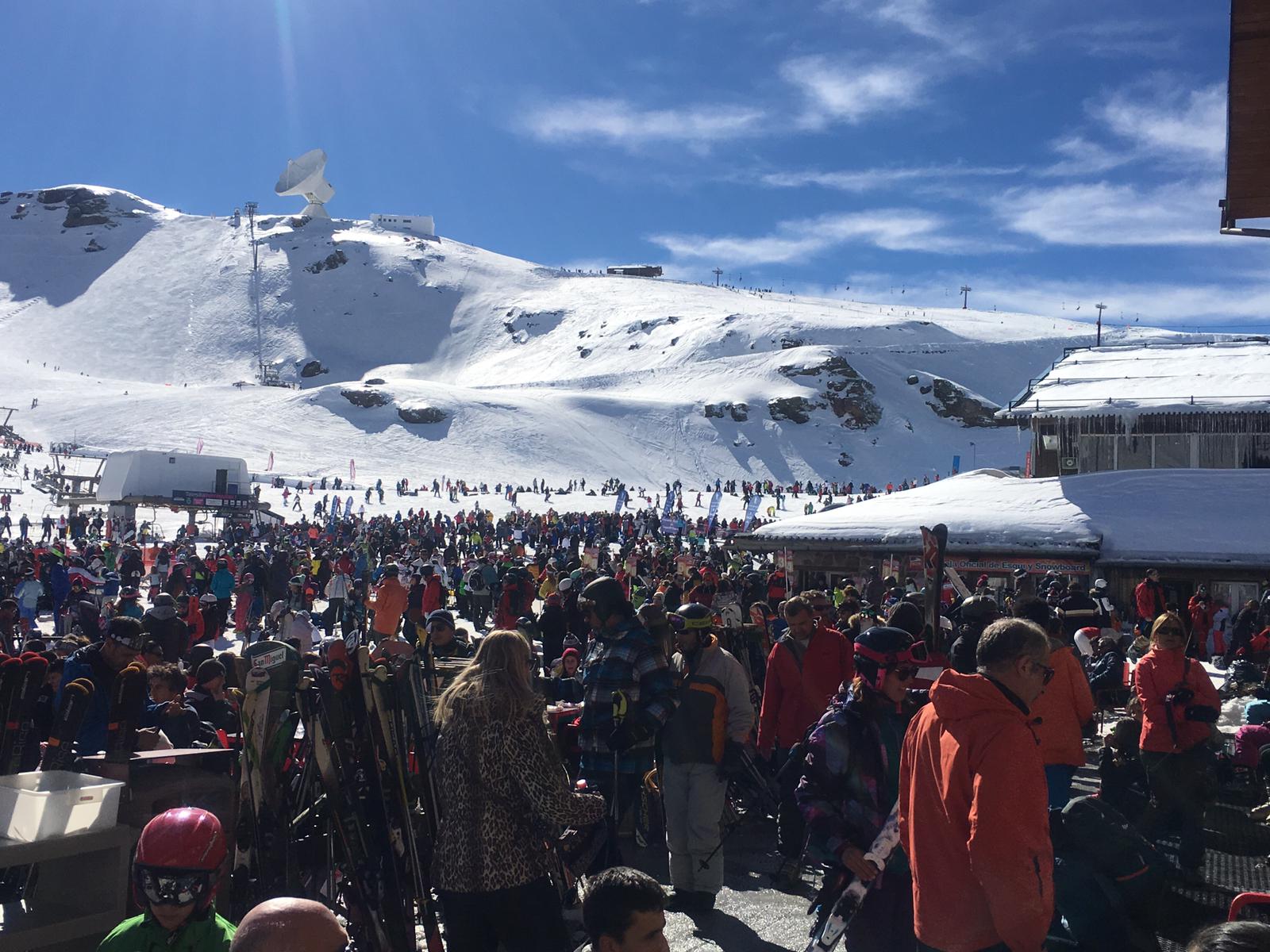 La estación de esquí presenta un aspecto inmejorable, con miles de esquiadores y algunas retenciones en la Hoya de la Mora por la gran afluencia de público.