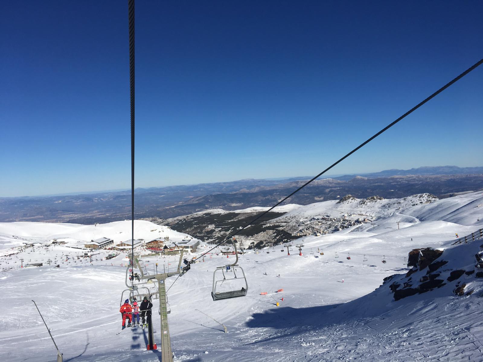 La estación de esquí presenta un aspecto inmejorable, con miles de esquiadores y algunas retenciones en la Hoya de la Mora por la gran afluencia de público.