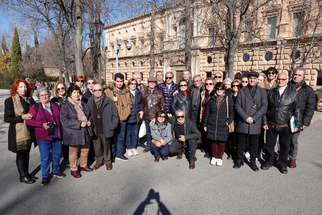 Una ruta organizada por el Centro Artístico congrega a decenas de personas en un paseo por los lugares clave del evento