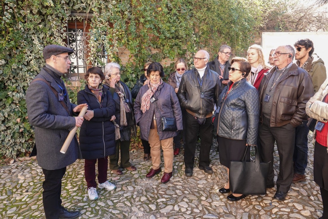 Una ruta organizada por el Centro Artístico congrega a decenas de personas en un paseo por los lugares clave del evento