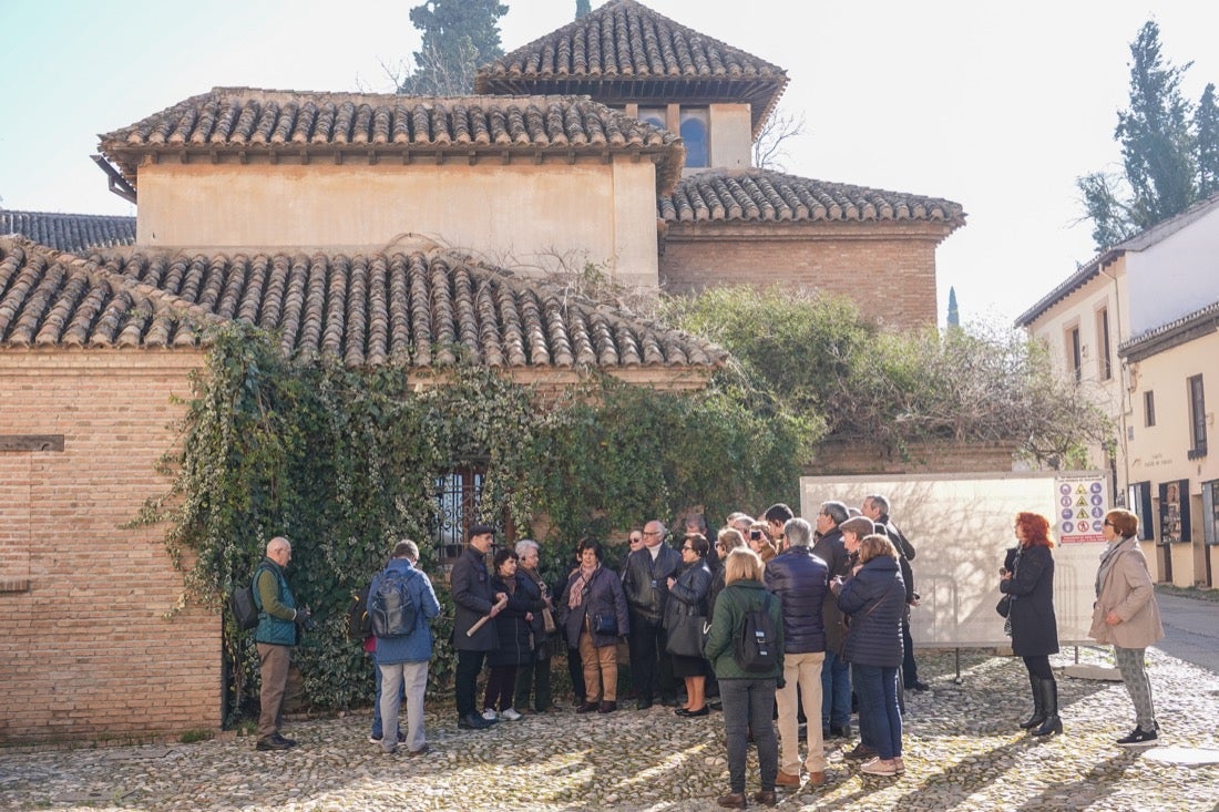 Una ruta organizada por el Centro Artístico congrega a decenas de personas en un paseo por los lugares clave del evento