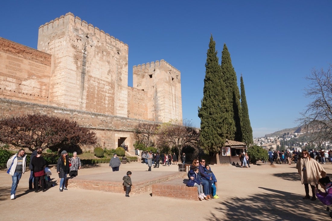 Una ruta organizada por el Centro Artístico congrega a decenas de personas en un paseo por los lugares clave del evento