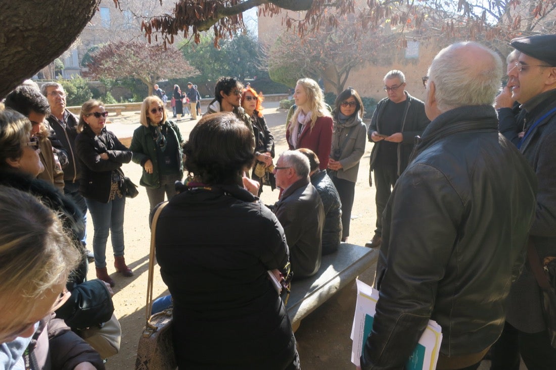 Una ruta organizada por el Centro Artístico congrega a decenas de personas en un paseo por los lugares clave del evento