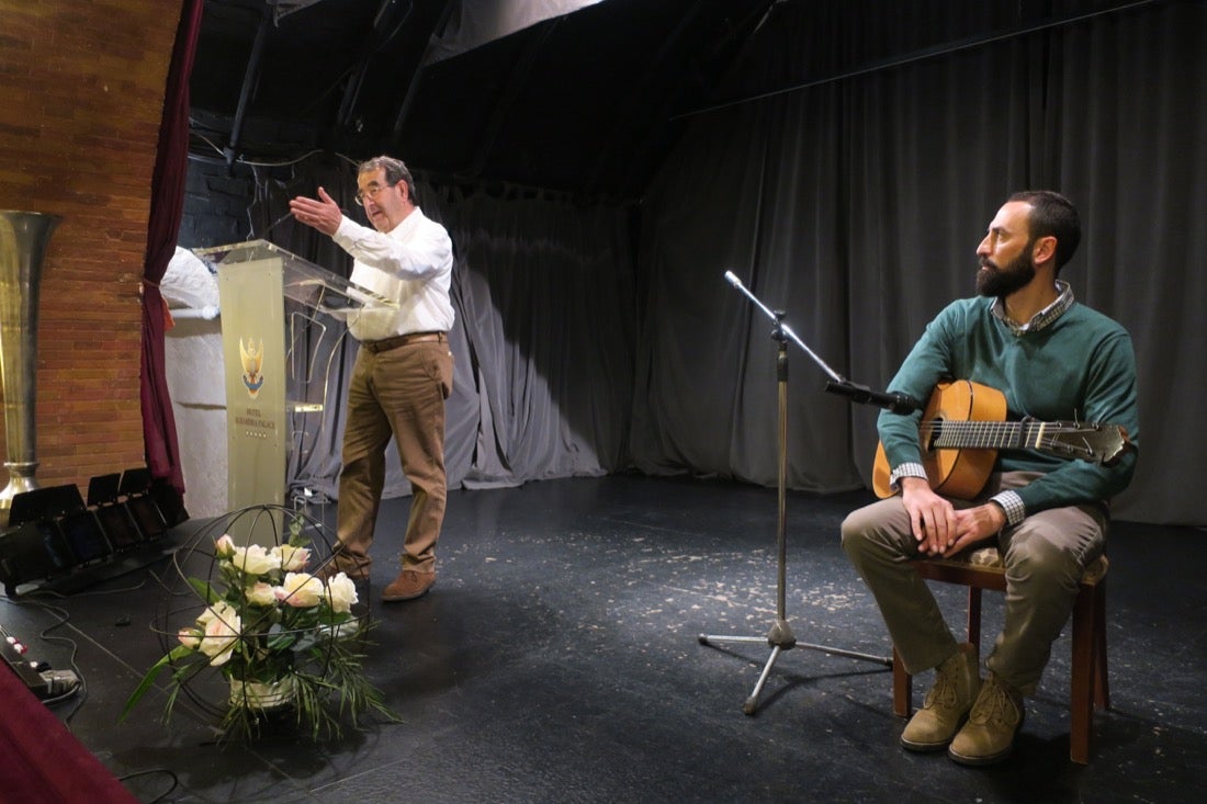 Una ruta organizada por el Centro Artístico congrega a decenas de personas en un paseo por los lugares clave del evento