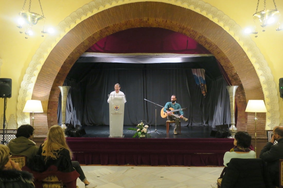 Una ruta organizada por el Centro Artístico congrega a decenas de personas en un paseo por los lugares clave del evento