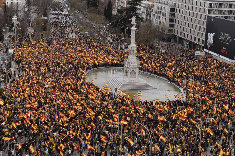 PP, Ciudadanos y Vox concentran a miles de manifestantes en la Plaza de Colón