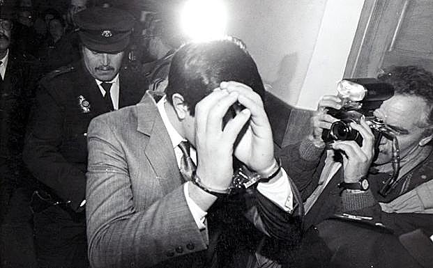 Imagen principal - Aquilino se protege la cara para no ser fotografiado durante el juicio. Las heriads que causó en el pecho y brazo. Esposado en la toma de declaración.