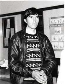 Imagen secundaria 2 - Aquilino se protege la cara para no ser fotografiado durante el juicio. Las heriads que causó en el pecho y brazo. Esposado en la toma de declaración.