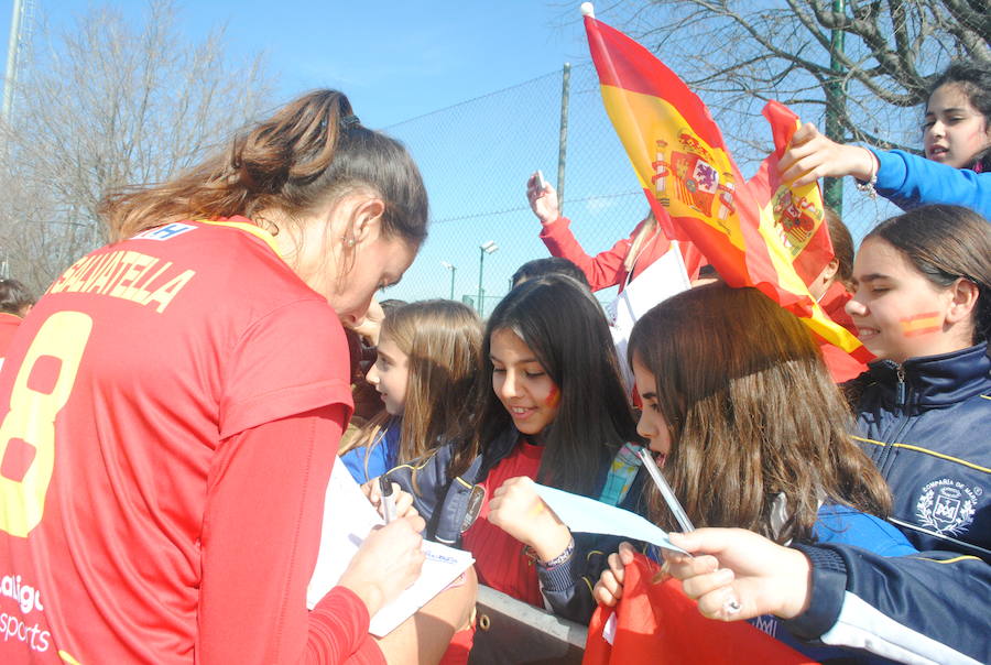 Más de seiscientos escolares disfrutan del deporte femenino de élite gracias a la visita de las selecciones de España e Irlanda