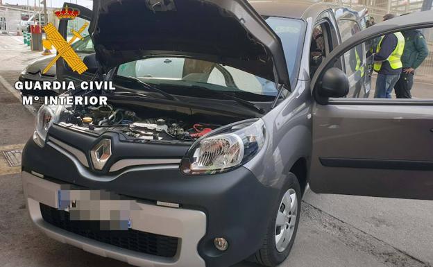 Agentes de Guardia Civil inspeccionan un vehículo en el puerto de la capital. 