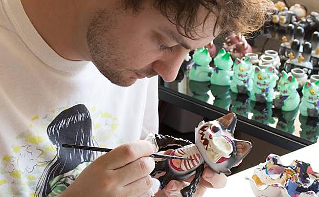 Imagen principal - Javier, trabjando en sus figuras y diseños 