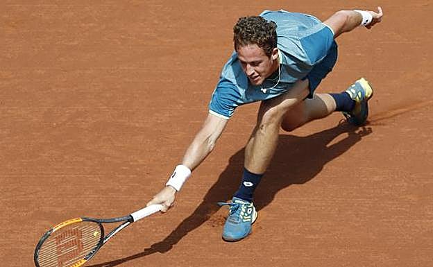 Roberto Carballés lse estira a por la bola.