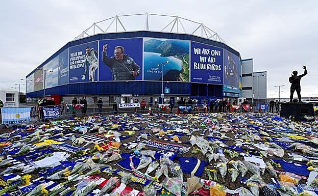 Homenaje a Emiliano Sala en los exteriores del estadio del Cardiff.