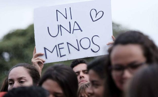 Personas participan en una manifestación contra la violencia de género. 