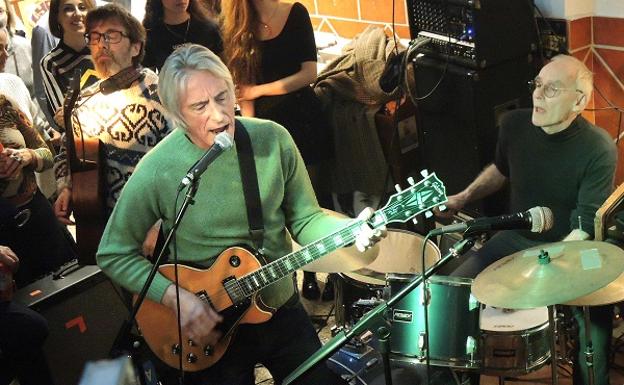 Imagen principal - Paul Weller durante su estancia reciente en Granada para tocar en el cumpleaños de su amigo en la tienda de discos Bora Bora.