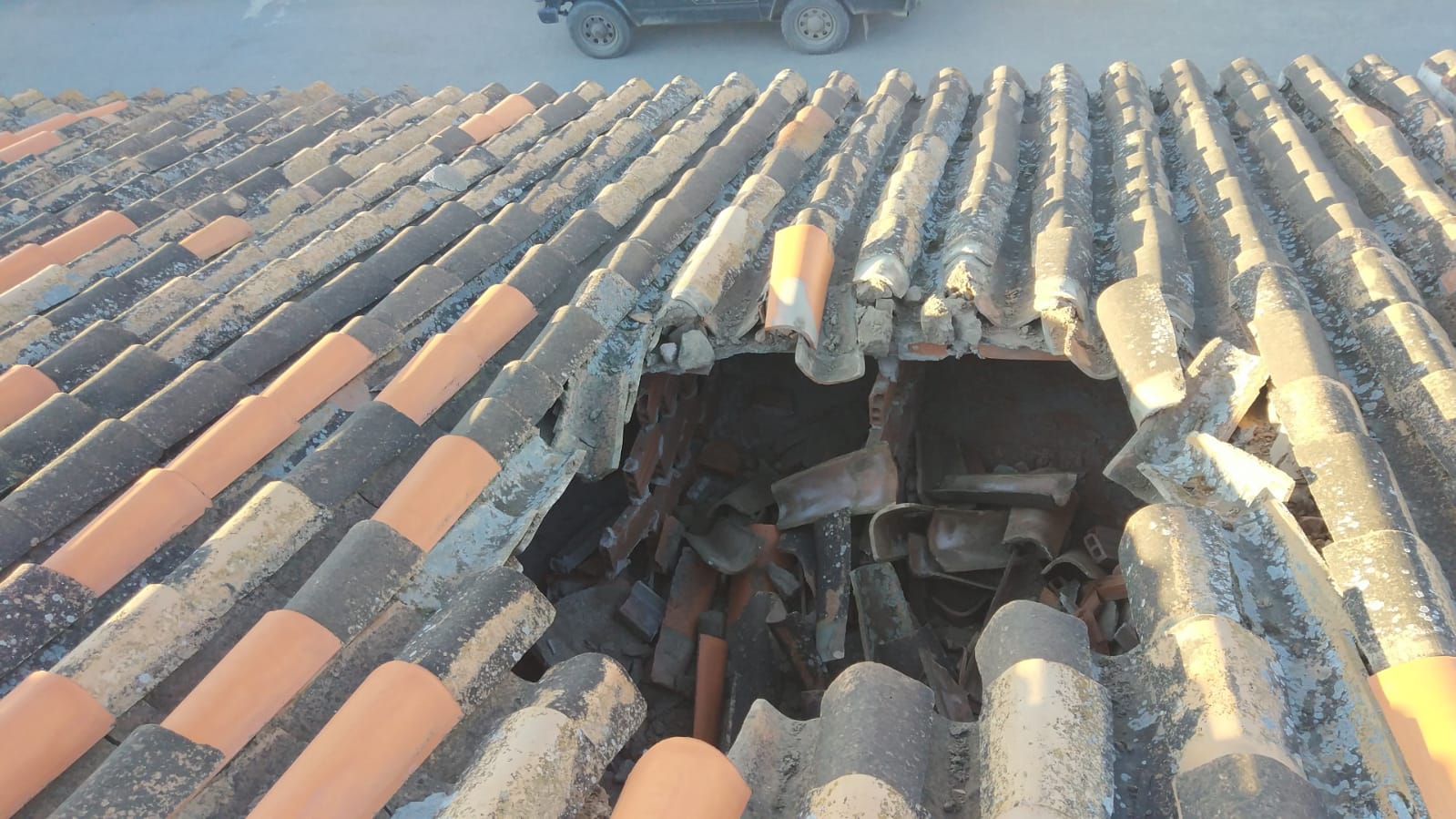 Vecinos de Cogollos de Guadix aseguran que el pasado domingo cayeron tres misteriosos objetos desde el cielo. Tres luces surcaron el cielo por la tarde. Uno de ellos impactó contra el tejado de una vivienda deshabitada, según aseguran quienens vieron los supuestos meteoritos.