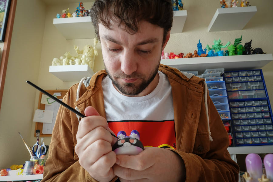 Visitamos el taller de Javier Jiménez, en pleno corazón del Zaidín granadino, para ver cómo trabaja. Y, de paso, echamos un vistazo a algunos de sus juguetes.  Puedes leer toda su historia aquí