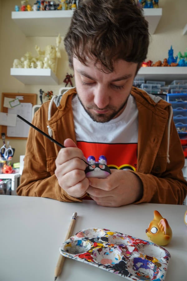 Visitamos el taller de Javier Jiménez, en pleno corazón del Zaidín granadino, para ver cómo trabaja. Y, de paso, echamos un vistazo a algunos de sus juguetes.  Puedes leer toda su historia aquí