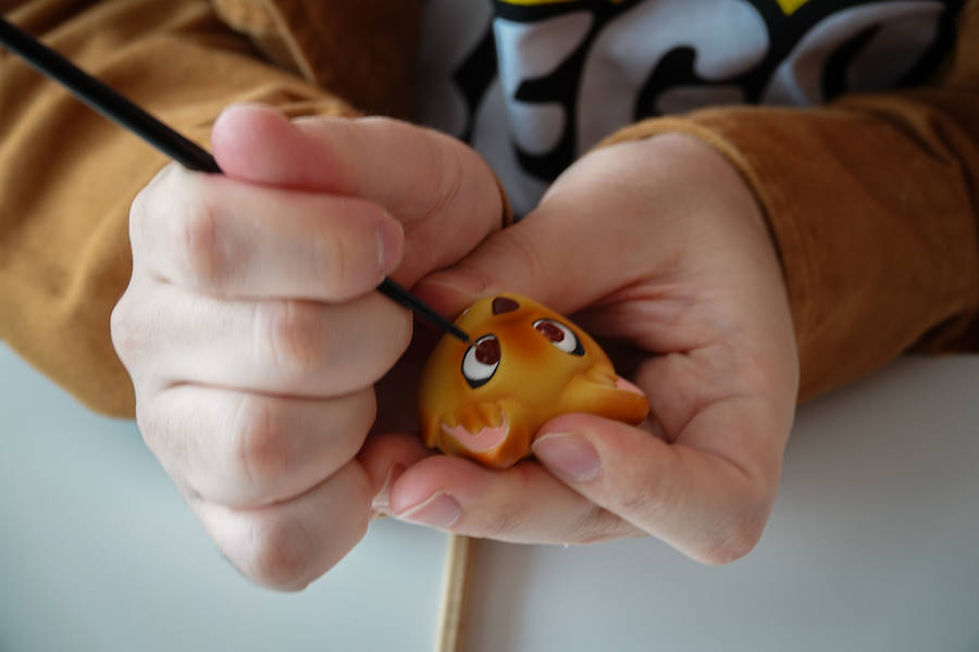 Visitamos el taller de Javier Jiménez, en pleno corazón del Zaidín granadino, para ver cómo trabaja. Y, de paso, echamos un vistazo a algunos de sus juguetes.  Puedes leer toda su historia aquí