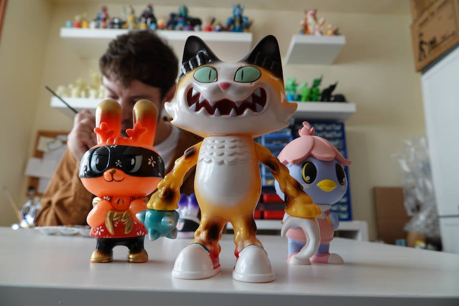 Visitamos el taller de Javier Jiménez, en pleno corazón del Zaidín granadino, para ver cómo trabaja. Y, de paso, echamos un vistazo a algunos de sus juguetes.  Puedes leer toda su historia aquí