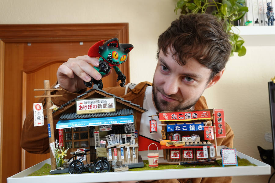 Visitamos el taller de Javier Jiménez, en pleno corazón del Zaidín granadino, para ver cómo trabaja. Y, de paso, echamos un vistazo a algunos de sus juguetes.  Puedes leer toda su historia aquí