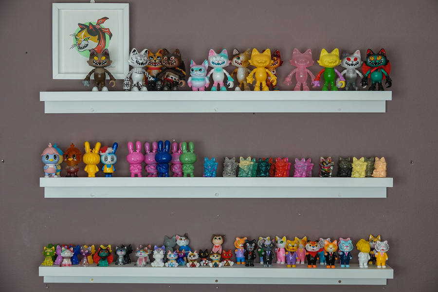 Galería Estantería con algunos juguetes creados por Javier Jiméne. En la galería, visitamos su taller en Granada