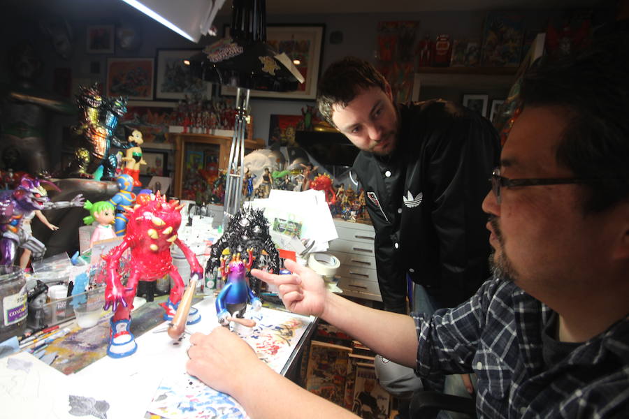 Javier Jiménez, en el despacho de Mak Nagata, en San Francisco. En el vídeo, Nagata habla de su relación con el granadino