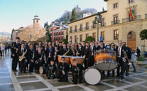 Los componentes de la Asociación Musical 'El Alabi', en plaza Nueva