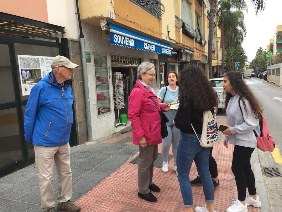 Estudiantes informando a los vecinos de las iniciativas que tendrán lugar hoy, en su particular San Valentín. 